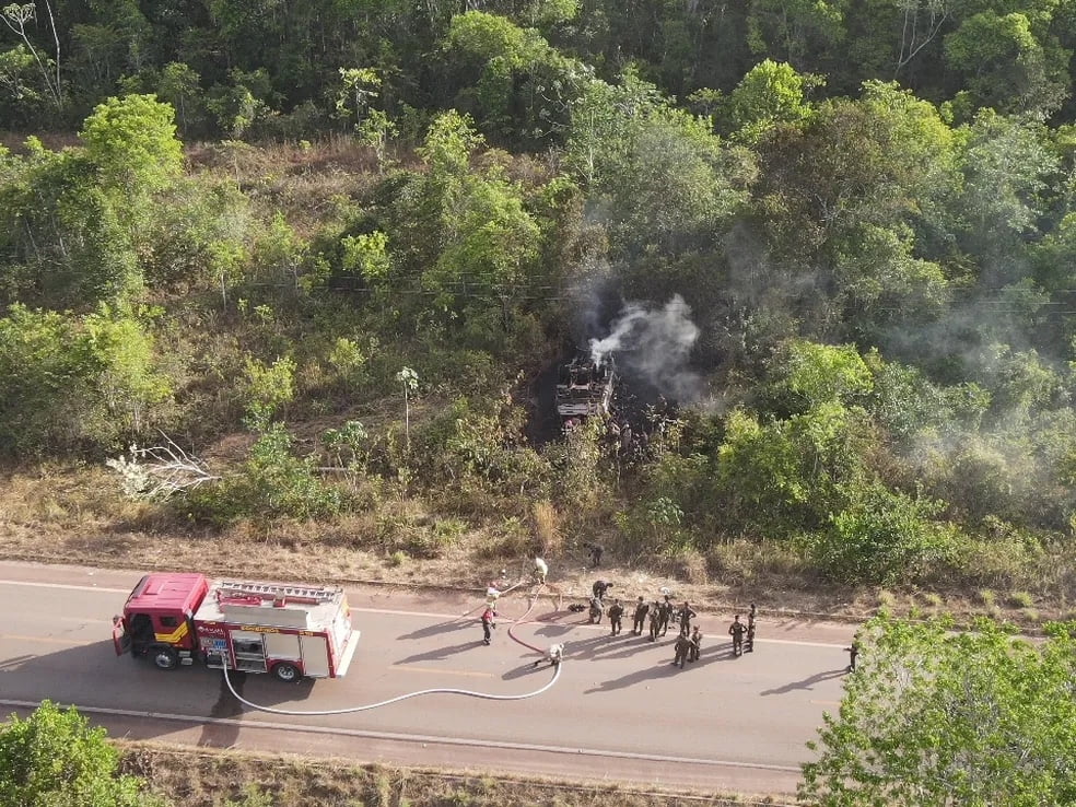 Após capotamento de caminhão do Exército, soldado segue internado