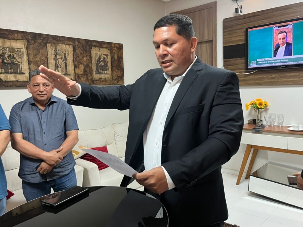 Reginaldo ‘Faraó’ toma posse como vereador na Câmara Municipal de Macapá